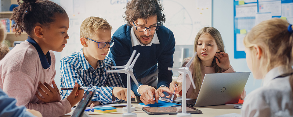 Bild zu Lehrer für Chemie, Mathematik und/oder Physik (mit/ohne Lehramtsbefähigung)  (m/w/d)
